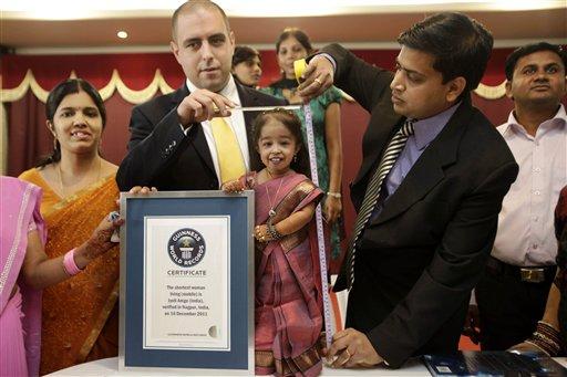 Yaklaşık 63 santimetrelik boyuyla iki yaşındaki bir çocuktan daha kısa olan Hintli lise öğrencisi Jyoti Amge, Nagpur şehrindeki ölçümün ardından "dünyanın en kısa kadını" ilan edildi.