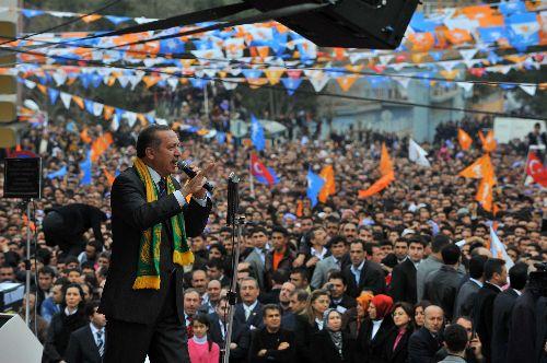 AK Parti Genel Başkanı ve Başbakan Recep Tayyip Erdoğan'ın Şanlıurfa mitinginde izdiham yaşandı. Erdoğan, aşırı kalabalıktan dolayı Şanlıurfa'daki miting alanına giremedi