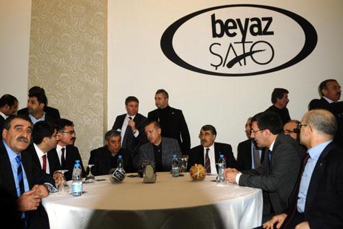Başbakan Erdoğan Batman'da bir çay ocağında vatandaşın dertlerini dinledi...