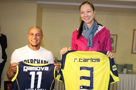 Fenerbahçe'nin ülkesine dönen Brezilyalı yıldızı Roberto Carlos, son röportajını Fenerbahçe Acıbadem Bayan Voleybol Takımı'nın dünyaca ünlü Rus oyuncusu Ekaterina Gamova, ile yaptı. Gamova, sordu Carlos yanıtladı.