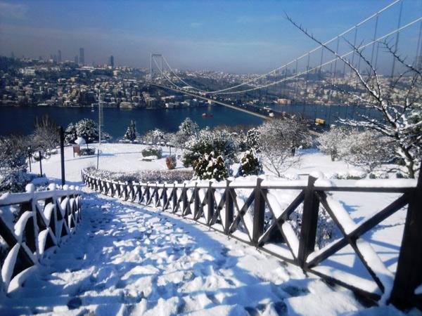 Kartpostallık manzaranın tadını çıkarmak isteyen çok sayıda kişi, Beykoz Otağtepeye giderek fotoğraf çektirdi.