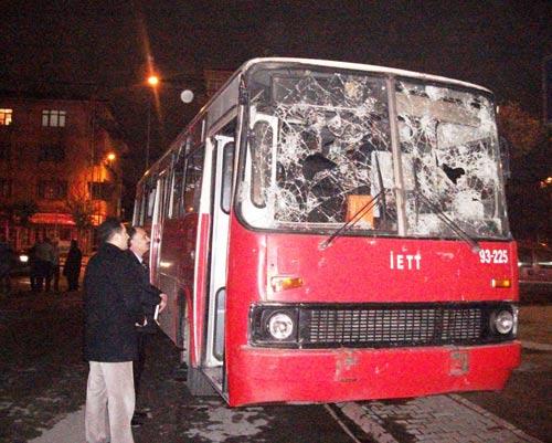 Molotof saldırdıkları otobüsteki 17 yaşındaki Serap'ı yakarak öldüren PKK yandaşları dün akşam da taş yağmuruna tuttukları İETT otobüsünün şoförünü de katledeceklerdi. Hurdaya dönen aracın içi ise dev taşlarla doldu.