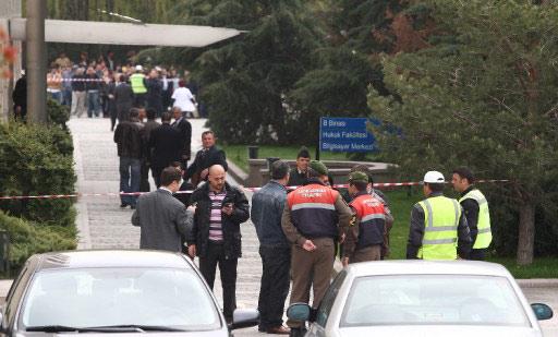 ESKI BAKANLARDAN HIKMET SAMI TURK'E, BILKENT UNIVERSITESI HUKUK FAKULTESI'NDE SALDIRI GIRISIMINDE BULUNAN D.A ETKISIZ HALE GETIRILDI. KUCUK CAPTA BIR PATLAMANIN YASANDIGI OLAYDA, TURK'UN KORUMALARI, SALDIRGANA DERHAL MUDAHALE EDEREK ETKISIZ HALE GETIRDI.