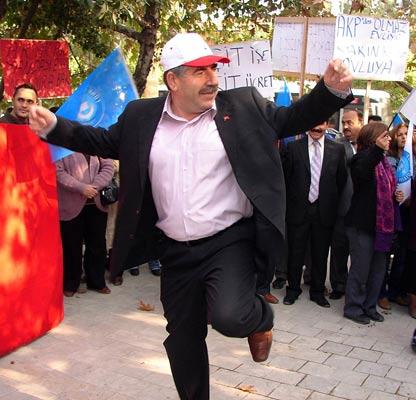 Denizli'de memurların 'Uyarı Grevi' adıyla yaptığı iş bırakma eylemine katılan Türkiye Kamu-Sen üyeleri, halay çekip zeybek oynadı.