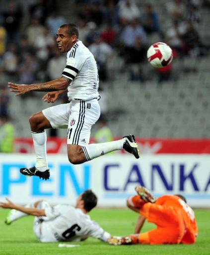 2009-2010 Sezonu perdesini açtı. Şampiyon Beşiktaş, açılış maçında İstanbul Belediyespor'la öne geçtiği maçta 1-1 berabere kaldı...
