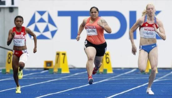 Dünya Atletizm Şampiyonası'na dün, 100 metrede 9.58'luk süresiyle rekor kıran Usain Bolt damgasını vurdu. Ama pistinde boy gösteren 95.5 kiloluk kadın atletin azmi en az Bolt kadar konuşuldu.