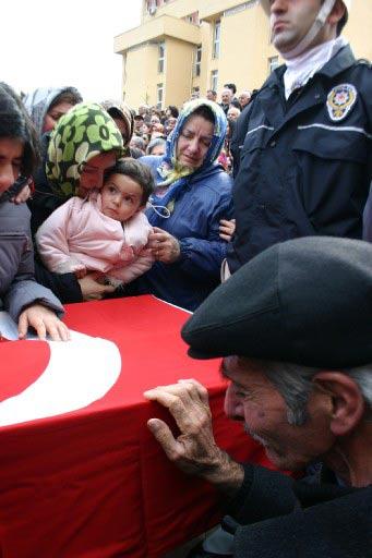 Gümüşhane'nin Zigana Dağı bölgesinde çığ düşmesi sonucu hayatını kaybeden 10 kişi son yolculuğuna uğurlandı. Trabzon Valiliği önündeki törende acı, gözyaşı ve hüzün vardı.
