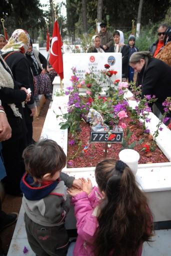 Arefe günü şehitlikler doldu, taştı