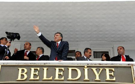 Cumhurbaşkanı Abdullah Gül, Tunceli'de coşkuyla karşılandı. Vatandaşlarla sohbet eden ve tek tek hal hatır sorarak kucaklaşan Gül, 'Sen hoşgeldin Sayın Cumhurbaşkanım, başımızın üstünde yerin var'' yazılı dövizlerle karşılandı.