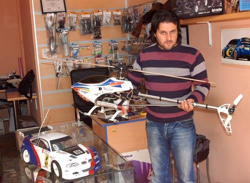 Samsun'da, gerçeği aratmayacak özelliklere sahip motorlu otomobil, helikopter ve uçak model maketleri, çocuklardan daha çok büyüklere hitap