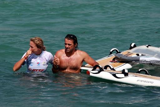 Türkiye Windsurf Şampiyonası'nın 2. ayağının ilk gününde mücadele eden Milli sörfçü Çağla Kubat hafif bir sakatlık geçirdi. Kubat'ın sakatlığının haifi olması moralleri yerine getirdi.