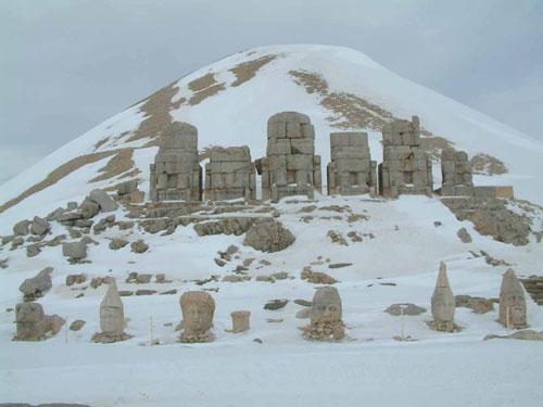 Çetin kış şartlarına rağmen Nemrut'a gitmek isteyen turistler ise zorlu bir tırmanışı göze almak zorunda. Zorluğu göze alacak olan ziyaretçileri Nemrut'un beyazlara bürünmüş eşsiz manzarası bekliyor. Ziyaretçiler, Commagene Krallığı'na ait Karakuş Tepesi, Cendere Köprüsü ve Arsemia'dan sonra zorlu bir tırmanışın ardından dağın zirvesinde Doğu Terası ve Batı Terasındaki heykelleri beyazlara bürünmüş şeklinde görebilme fırsatı yakalayacak.