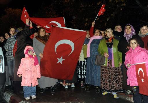 Tokat'ın Reşadiye ilçesinde, terörist saldırıda sonucu şehit olan 7 askerin cenazeleri Tokat'a gönderildi. Cenazelerin geçişi sırasında tekbirler eşliğinde dua eden vatandaşlar, ilçe çıkışına kadar ambulansın arkasında yürüyerek şehitleri uğurladı.