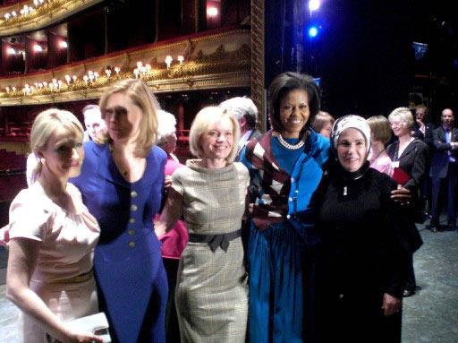 BASBAKAN ERDOGANIN ESI EMINE ERDOGAN VE G20 ZIRVESINE KATILAN DEVLET BASKANLARININ ESLERI ILE ROYAL OPERA HOUSE'TA HATIRA FOTOGRAFI CEKTIRDI