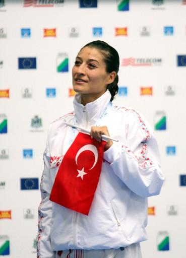 16. Akdeniz Oyunları'nda bugün başlayan karate müsabakalarında, bayanlar 50 kiloda Gülderen Çelik altın madalya kazandı