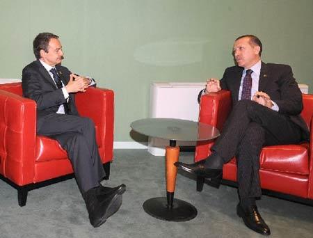BASBAKAN RECEP TAYYIP ERDOGAN, PARIS'TE DEVAM EDEN ''AKDENIZ ICIN BIRLIK'' ZIRVESINDE BAZI IKILI TEMASLARDA BULUNDU. BASBAKAN ERDOGAN, GRAND PALAIS'TE YAPILAN ZIRVEDE, ISPANYA BASBAKANI JOSE LUIS RODRIGUES ZAPATERO ILE GORUSTU