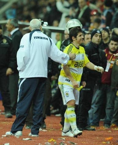 F.Bahçeli Emre Belözoğlu, sert müdahalesiyle karşılaştığı Kayserisporlu Cangeleye elini boğazına götürüp 'Göreceksin sen' mesajı yolladı. Milli kaptan, hocasının uzanan elini de sıkmadı.