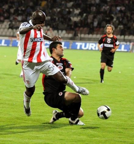 Sivasspor, evinde öldü öldü dirildi. İlk yarıyı yenik kapayan ev sahibi maç sonunda 3 puanı hanesine yazdırmayı bildi. Gençlerbirliği ise yenilmesine rağmen büyük sevinç yaşadı.