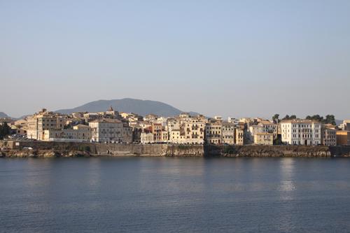 Corfu Adası denizi, tarihi, eğlenceli gece hayatı, deniz ürünleri, doğasıyla Adriyatiğin en popüler destinasyonlarından biri.