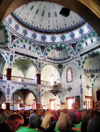 (Bir rahmet, Kuran ve dua olan Bekara suresinin son iki âyetini öğrenin, çoluk çocuğunuza da öğretin.) [Hâkim]