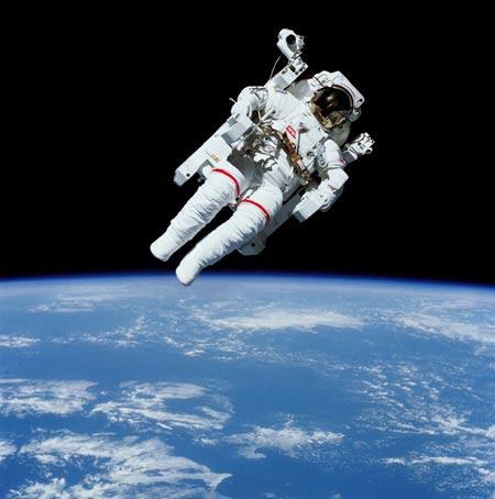 Uzay kızağı: 1984 Şubatında Bruce McCandless Güçlendirilmiş Mavevra Ünitesi (Manned Maneuvering Unit) denilen ve kısaca MMU diye anılan bu aleti ilk kez kullandı. MMU filmleri saymazsak pek kullanılmadı ama hala astronotlar için can kurtaran filikası gibi