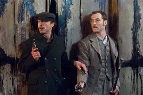 Arthur Conan Doyle'un kahramanı bir kez daha beyaz perdede. Sherlock Holmesün son film uyarlaması bu güne dek çekilenlerden oldukça farklı ve tempolu.
