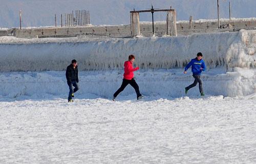 &Ccedil;inde haftalardır devam eden dondurucu soğuklar, Shandong eyaleti &uuml;zerinden ge&ccedil;en sarı nehrin donmasına sebep oldu. Nehirde 300 km uzunluğunda b&uuml;z k&uuml;tlesi oluştu. Bazı b&ouml;lgelerde buz kalınlığı 15 cm kadar &ccedil;ıktı.