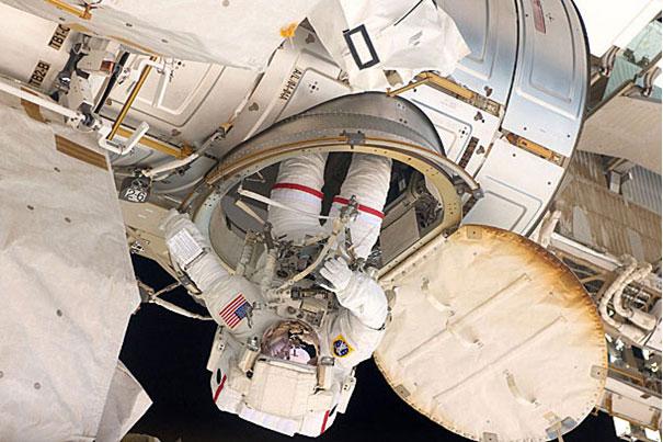 Amerikalı astronot Andrew Feustel uzay aracından çıkarken.