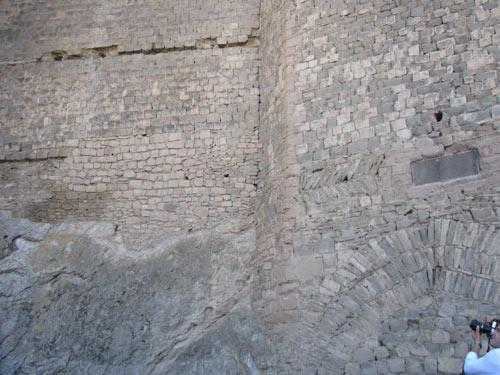 Sağlam beden duvarları ve burçları dışında içerisinde Bey'e ait yapı kalıntılar kalenin önemi artmaktadır.