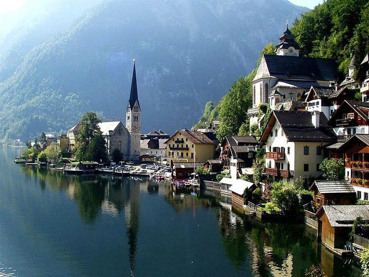 &Ccedil;inliler, sanayi kenti Huizhou'nun tam ortasına Alpler'i getiriyor. Hong Kong'un sınır kentinde, Avusturya Alpleri'ndeki Hallstatt k&ouml;y&uuml;n&uuml; inşa etmeye başlayan &Ccedil;inli yetkililer, bunun i&ccedil;in yaklaşık 15 milyar lira harcayacak.