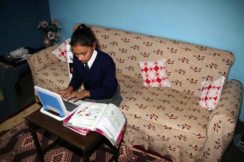 İzmit'e yaklaşık 1 saat uzaklıkta bulunan Toylar köyünde yaşayan Leyla Şengül ve Aysel Özüsalıç, sahip oldukları bilgisayarlarıyla ilk derslerini sevinç içinde yaptı.