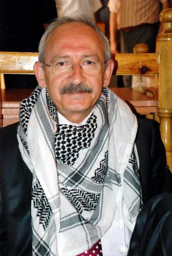 CHP Grup Başkanvekili ve İstanbul milletvekili Kemal Kılıçdaroğlu, Şanlıurfa'yı ziyaret etti. Poşu bağlayıp sıra gecesine katılan Kılıçdaroğlu halkın yoğun ilgisiyle karşılaştı.