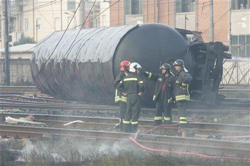 İtalya Viareggio kasabası istasyonunda raydan çıkan, sıvılaştırılmış doğal gaz yüklü iki vagonda meydana gelen patlama sonucu onlarca kişi öldü, ortalık savaş alanına döndü