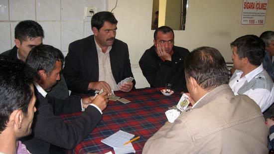 Kahvehane işleten Bekir Kaya, alacaklarını tahsil edemeyince çareyi borçlu listesini dükkanının camına asmakta buldu. 'Saddam', 'Emekli Abi gibi isimlerin yer aldığı listede, borcu 178 liraya kadar ulaşan müşteriler bulunuyor.