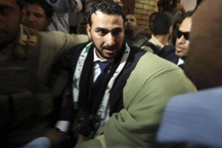 Bush'a ayakkabılarını fırlatan Iraklı gazeteci El Zeydi gördüğü işkenceyi anlattı. En çok dikkat çeken şey eksik dişleri oldu. Zeydi'nin önceki fotoğrafları işkencenin izleri açıkça ortaya koydu.