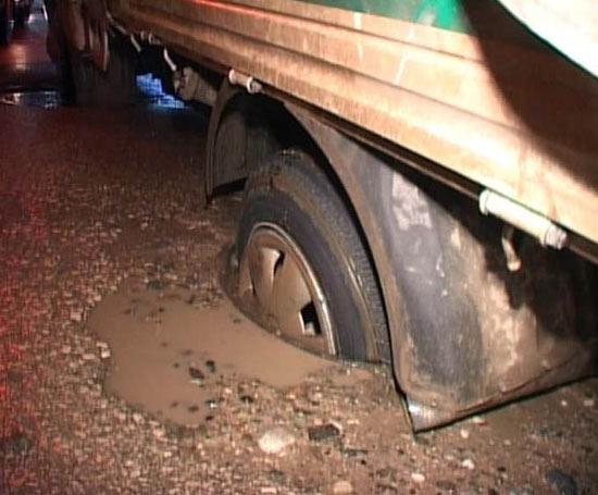 Bursa'da, şehrin en işlek caddelerinden birinde yol ortasındaki logar deliğine arka tekerleği düşen kamyonet görenleri hayrete düşürdü.