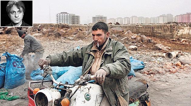 15 Kasım 2011'de gerçekleştirilecek törenle Taksim Meydanı, Galatasaray Meydanı, Tünel Meydanı, Sismanoglio Megaro Sanat Galerisi, Beyoğlu Belediyesi Sanat Galerisi, FOTOTREK Fotoğraf Merkezi ve Fotoğrafevi'nde aynı anda açılacak sergi önümüzdeki yıl boyunca Türkiye'yi ve dünyayı gezecek.