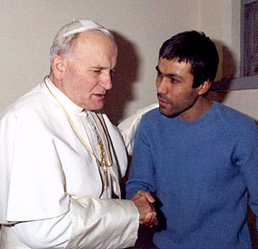 Papa John Paul ve onu öldürmeye çalışan Mehmet Ali Ağca