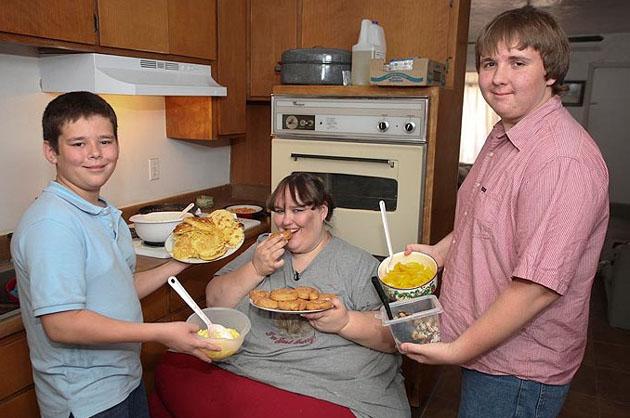 "Susanne'ı destekliyorum &ccedil;&uuml;nk&uuml; bu onu mutlu ediyor. Sağlığı i&ccedil;in endişeliyim tabii ama yiyeceklerinin arasında salata gibi sağlıklı gıdaların da yer almasına dikkat ediyorum ve egzersiz yaptığından da emin olmaya &ccedil;alışıyorum. Beraber y&uuml;zmeyi seviyoruz. D&uuml;nyanın en iri kadını olmayı ne kadar &ccedil;ok istediğini biliyorum. Ge&ccedil;en yıl check-up yaptırdık ve doktor Susanne'ın hedefini desteklemese de sağlığının iyi olduğunu s&ouml;yledi."