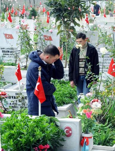 Arefe günü şehitlikler doldu, taştı