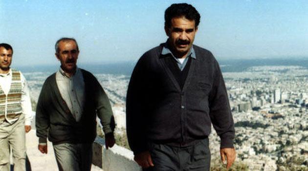 Terörist başı Abdullah Öcalan'ın bilinmeyen fotoğrafları... Öcalan'ın plajda ve kaldığı villanın havuzunda yüzerken, futbol oynarken, kadın teröristlerle doğum günü kutlarken görüntüleri çıktı.