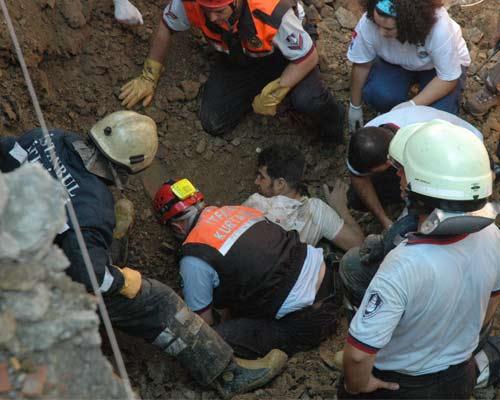 Göçük altında kalan bir işçi, oruçlu olduğu için sağlık ekiplerinin verdiği suyu içmedi