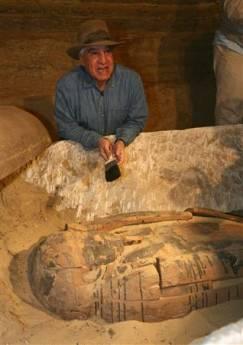 2600 yıllık mumya bugün basına poz verdi! Mısır'ın baş arkeoloğu Zahi Hawass Firavun döneminden kalma, kireç taşı bir lahit içinde bulunan hiç bozulmamış bir mumyayı tanıttı. İşte ilginç fotoğraflar...