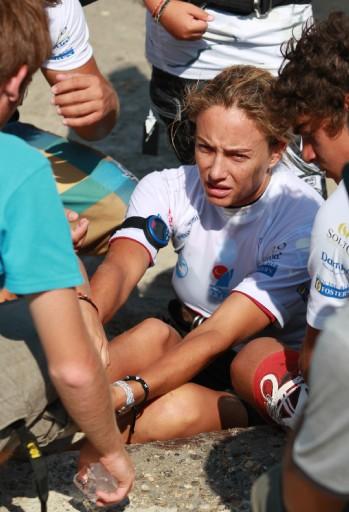 Türkiye Windsurf Şampiyonası'nın 2. ayağının ilk gününde mücadele eden Milli sörfçü Çağla Kubat hafif bir sakatlık geçirdi. Kubat'ın sakatlığının haifi olması moralleri yerine getirdi.