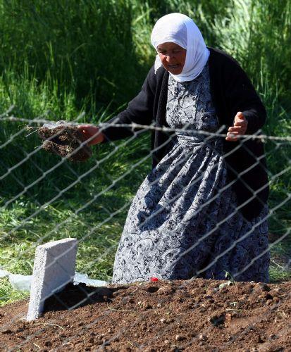 Mardin'in Mazıdağı ilçesi Bilge köyündeki saldırıda ölen 44 kişiden 39'unun cenazesinin defnedildiği mezarlıktan ağıtlar yükselmeye devam ediyor. İşte yürek burkan kareler...