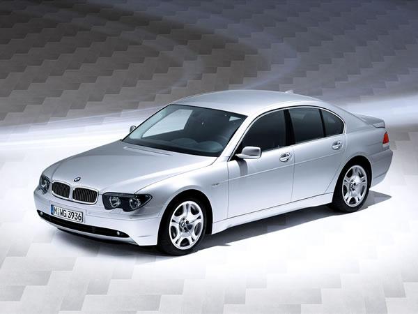 BMW 7 Serisi <p>
Dünyanın belki de en fazla eleştirilen otomotiv tasarımcısı Chris Bangle'ın kaleminden çıkan 7 Serisi, tasarımıyla BMW geleneklerini yıkıp, hem marka hem de bu sınıf için yeni bir dönem başlatırken, iDrive merkezi kontrol sistemi de ilk kez bu lüks araçta kullanıldı. Aracın lakabı, 'çirkin popolu yürüyen bilgisayar'dı.