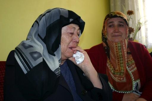Helikopterin düştüğünün duyulmasından sonra BBP Genel Başkanı Muhsin Yazıcıoğlu'nun annesi, eşi, çocukları ve kardeşleri başta olmak üzere akrabalarının evinde gözyaşı içinde bekleyiş sürüyor