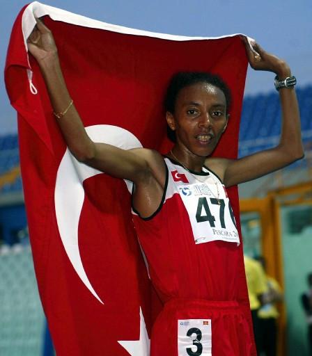 Türk atletizminin altın ismi Elvan kalitesini yine konuşturdu. 16. Akdeniz Oyunları'nda milli atlet Elvan Abeylegesse, 10 bin metrede rahat bir koşuyla altın madalyaya ulaştı.