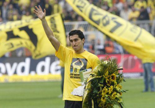 Bundesliga'da geçen hafta şampiyonluğu garantileyen Dortmund, Daum'un takımı E. Frankfurt'u 3-1 mağlup ederek ikinci lige gönderirken Nuri Şahin duygulu anlar yaşadı.
