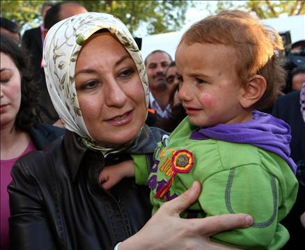 Cumhurbaşkanı Abdullah Gül'ün eşi Hayrunnisa Gül, 44 kişinin öldürüldüğü Mardin'in Bilge köyüne geldi. Bayan Gül, kadınlara taziye ziyaretinde bulundu.